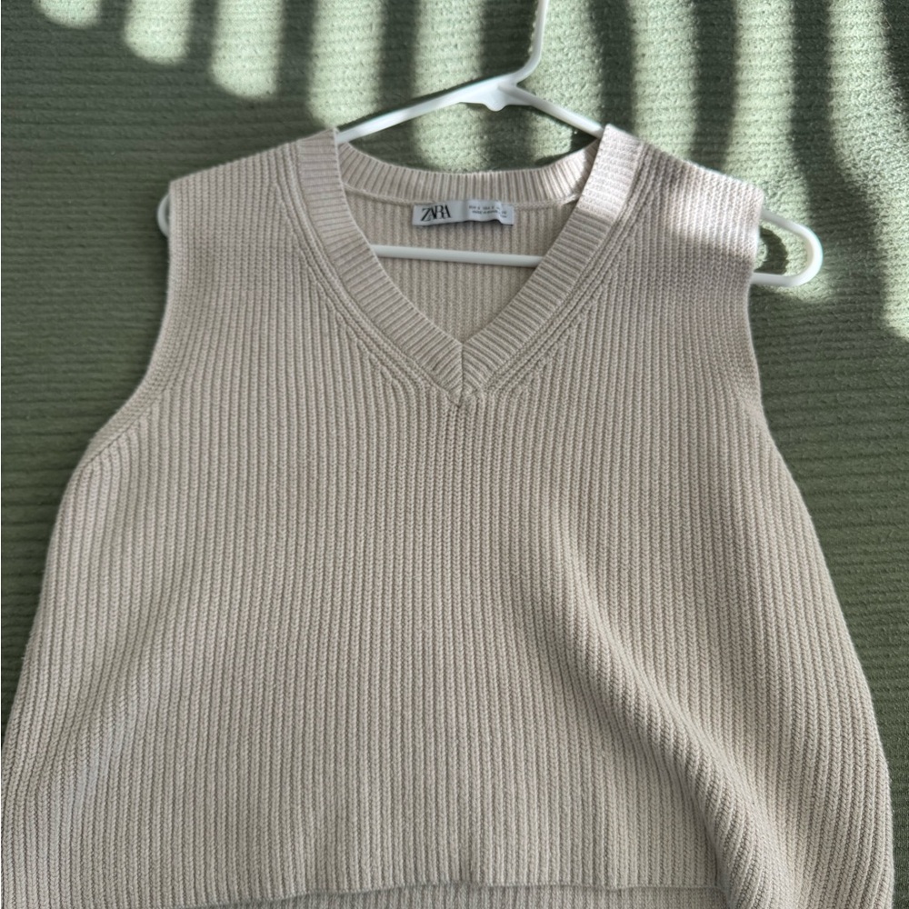 Zara Cream V-Neck Sleeveless Sweater
